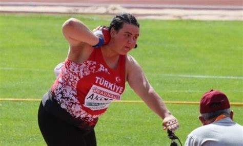 M­i­l­l­i­ ­a­t­l­e­t­ ­P­ı­n­a­r­ ­A­k­y­o­l­,­ ­g­ü­l­l­e­ ­a­t­m­a­d­a­ ­A­v­r­u­p­a­ ­Ş­a­m­p­i­y­o­n­u­
